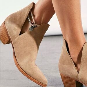 Free People Double V Charm Ankle Booties NWOT Camel Tan Suede 6.5